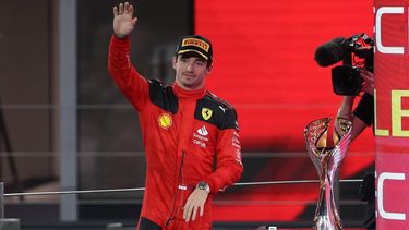 epa10996346 Monaco's Formule 1-coureur Charles Leclerc van Scuderia Ferrari zwaait op het podium na de Formule 1 Grand Prix van Abu Dhabi in Abu Dhabi, Verenigde Arabische Emiraten, 26 november 2023. EPA/ALI HAIDER