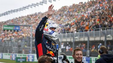 ZANDVOORT - Max Verstappen (Red Bull Racing) juicht na het winnen van de F1 Grand Prix van Nederland op het Circuit van Zandvoort op 27 augustus 2023 in Zandvoort, Nederland. ANP REMKO DE WAAL