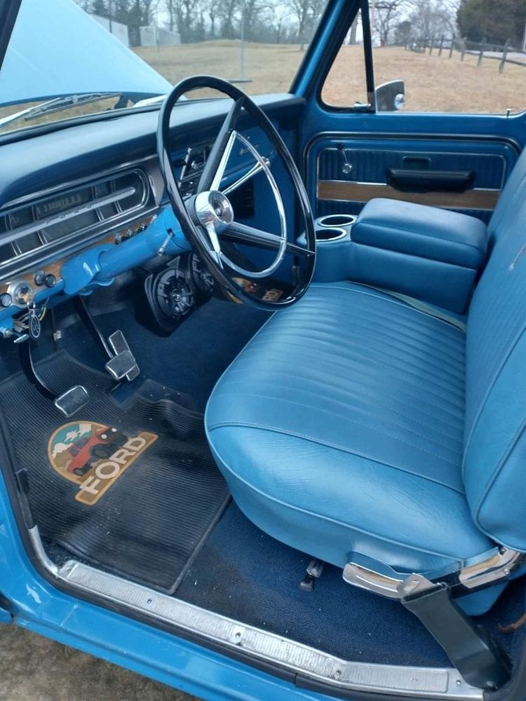 Dit is de klassieke Ford van B&B Vol Liefde-Fred en dit kost hij