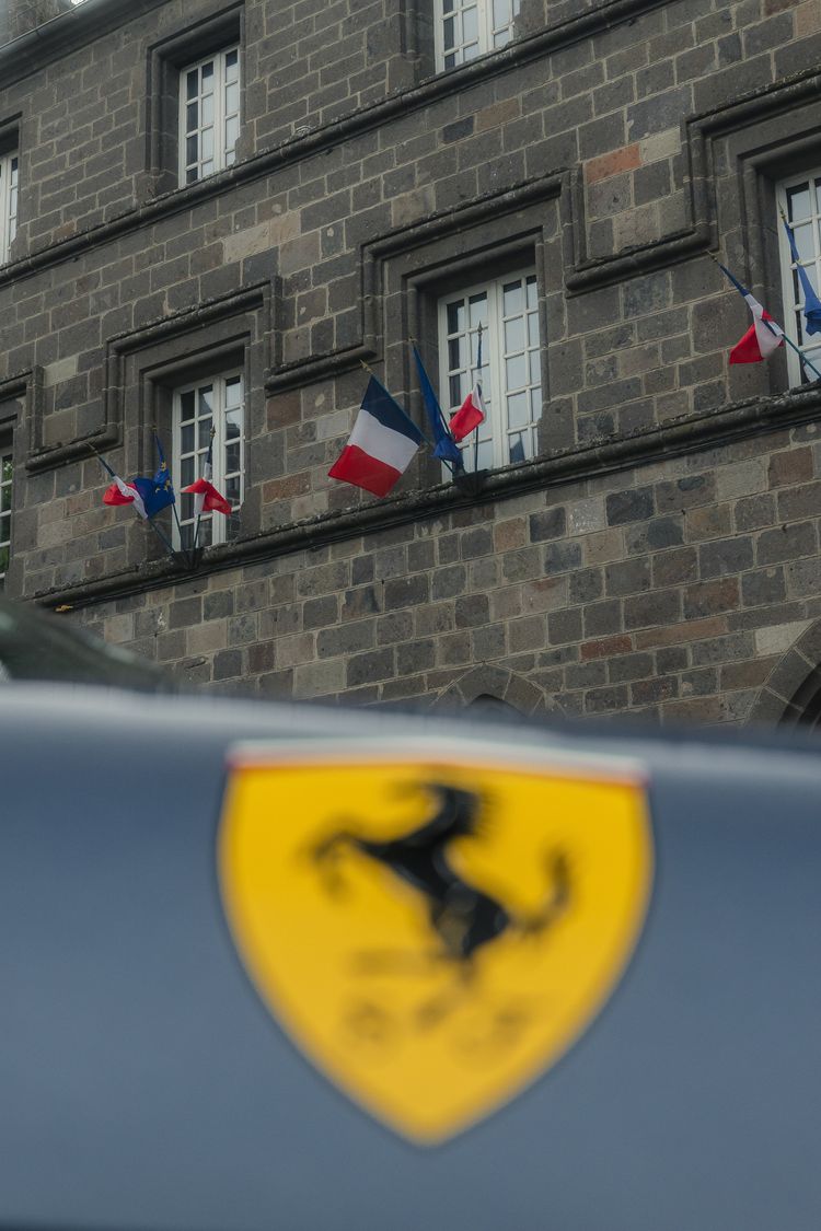 Ferrari-embleem op de 12Cilindri