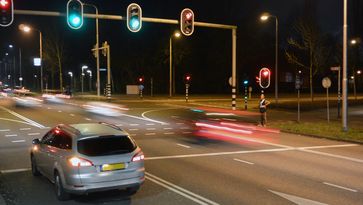 Veel Nederlanders kunnen dagelijks 329 euro boete krijgen door deze fout bij verkeerslicht