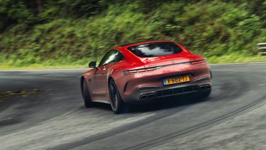 Dodge Challenger Hellcat vs. Mercedes-AMG GT 63 V8