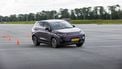 Leapmotor B10 Hybrid EV rijdend tussen pylonnen