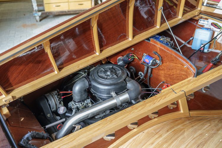 Timmerman Gerrit (70) bouwde zijn eigen auto van hout: 