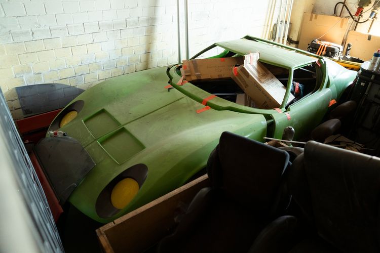 Groene Westfield-carrosserie in de werkplaats
