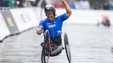 EMMEN - Alessandro Zanardi (ITA) juicht na het winnen van de openingswedstrijd team relay van de UCI Wereldkampioenschappen Para-Cycling. De Wereldkampioenschappen vinden plaats in Drenthe en er doen ongeveer 300 deelnemers vanuit de hele wereld mee. ANP VINCENT JANNINK