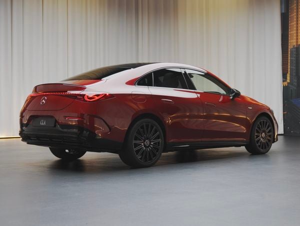 Mercedes-Benz CLA EV elektrische auto hybride