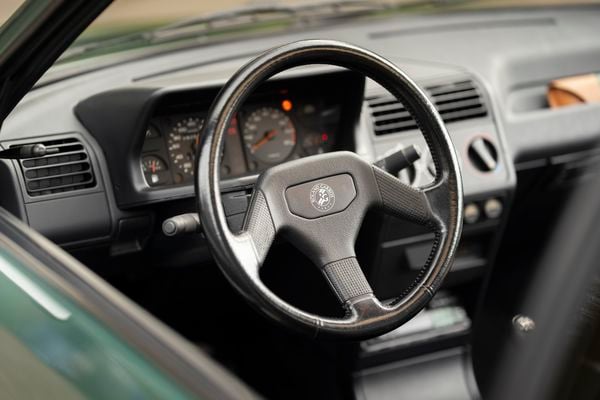 Rob (27) is manager bij Mini, maar rijdt hele leven al met de Peugeot 205