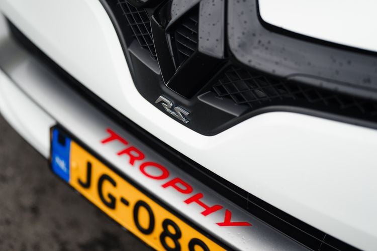 betaalbare tweedehands hot hatch Ford Fiesta ST en Renault Clio R.S. Trophy