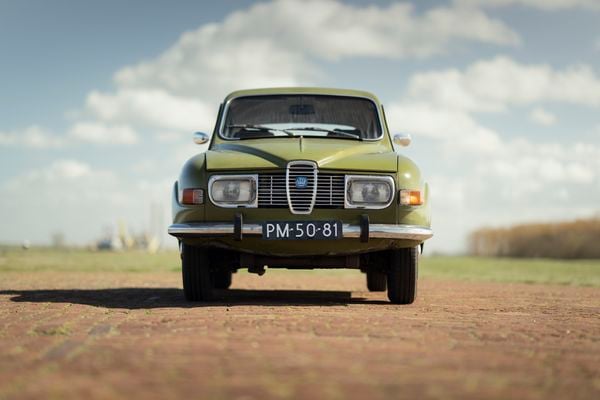 Oscar (29) rijdt een Saab 96 V4 uit 1972: “Hij is nog helemaal origineel”