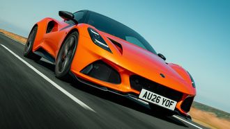 Lotus Emira 420 Sport in oranje tijdens het rijden
