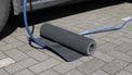 Opladen elektrische auto met kabel over stoep vaak verboden: check jouw gemeente