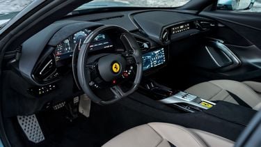 Ferrari-CEO onthult echte reden waarom auto’s geen fysieke knoppen hebben: “Productiekosten 50 procent lager”