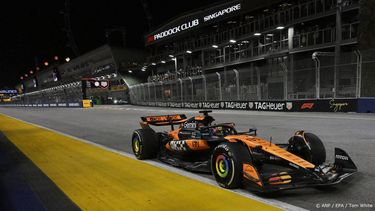 epa12432659 McLaren driver Oscar Piastri of Australia in action during the 2025 Formula 1 Singapore Grand Prix at the Marina Bay Street Circuit in Singapore, 05 October 2025.  EPA/TOM WHITE