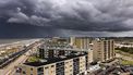 2023-08-27 12:11:31 ZANDVOORT - Dreigende luchten boven Zandvoort. Links, fans die over de boulevard richting het circuit lopen en recht, fans die over de Burgemeester van Alphenstraat richting het circuit lopen.  ANP RAMON VAN FLYMEN