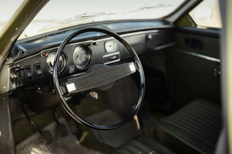 Oscar (29) rijdt een Saab 96 V4 uit 1972: “Hij is nog helemaal origineel”