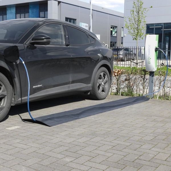 Opladen elektrische auto met kabel over stoep vaak verboden: check jouw gemeente