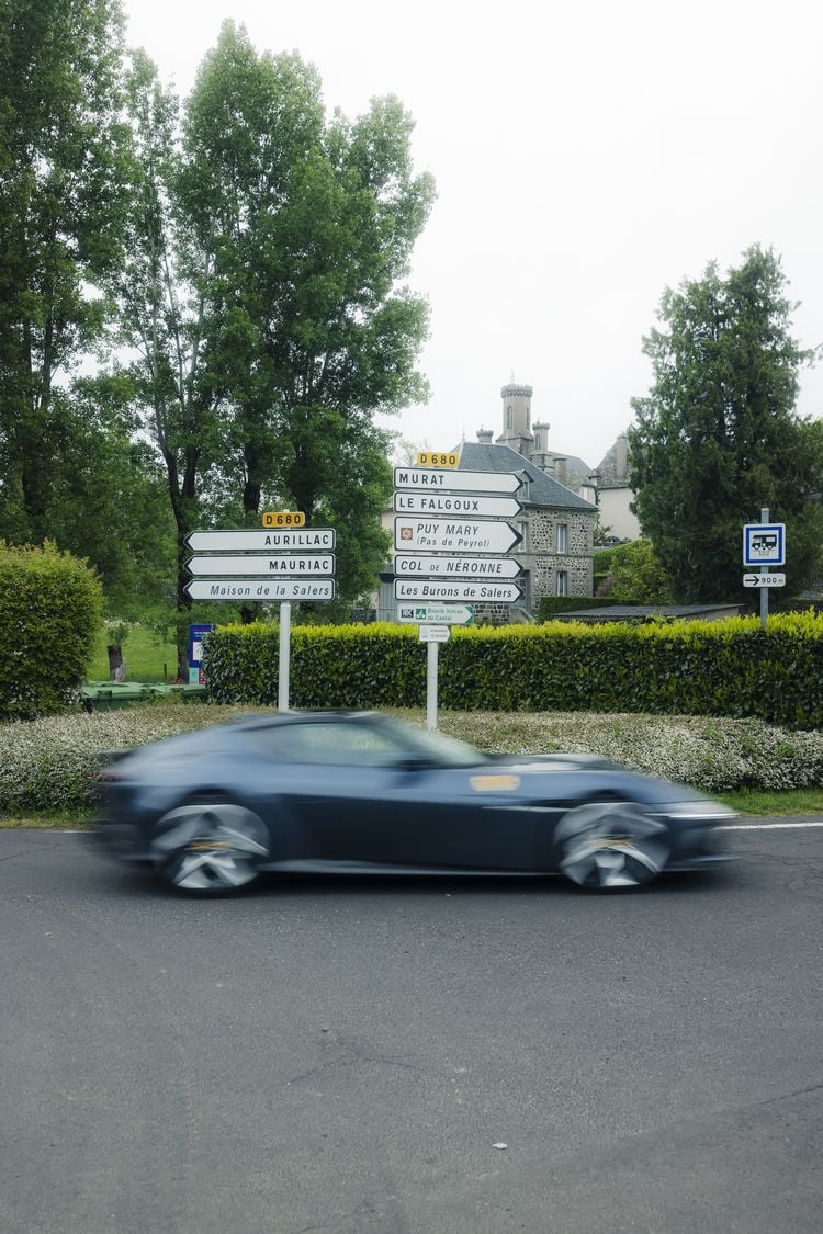 Ferrari 12Cilindri rijdt langs wegwijzers in de Cantal