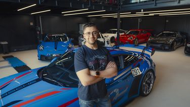 Misha Charoudin (35) is ‘Mister Nordschleife’. Iedere maand kijken miljoenen mensen over de hele wereld naar zijn Youtube-video’s.