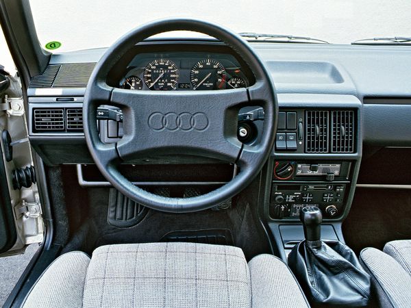 Audi 100 C3 dash
