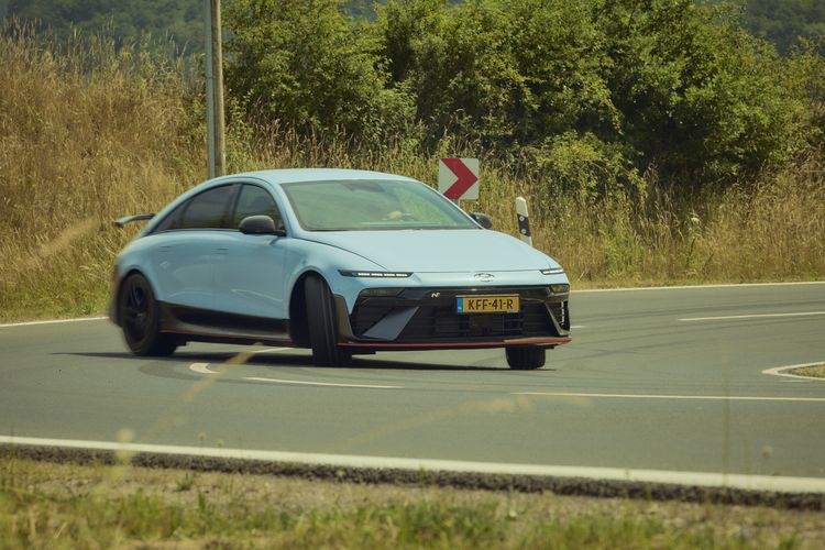 Hyundai Ioniq 6 N rijdend op een bochtige weg