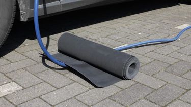 Opladen elektrische auto met kabel over stoep vaak verboden: check jouw gemeente