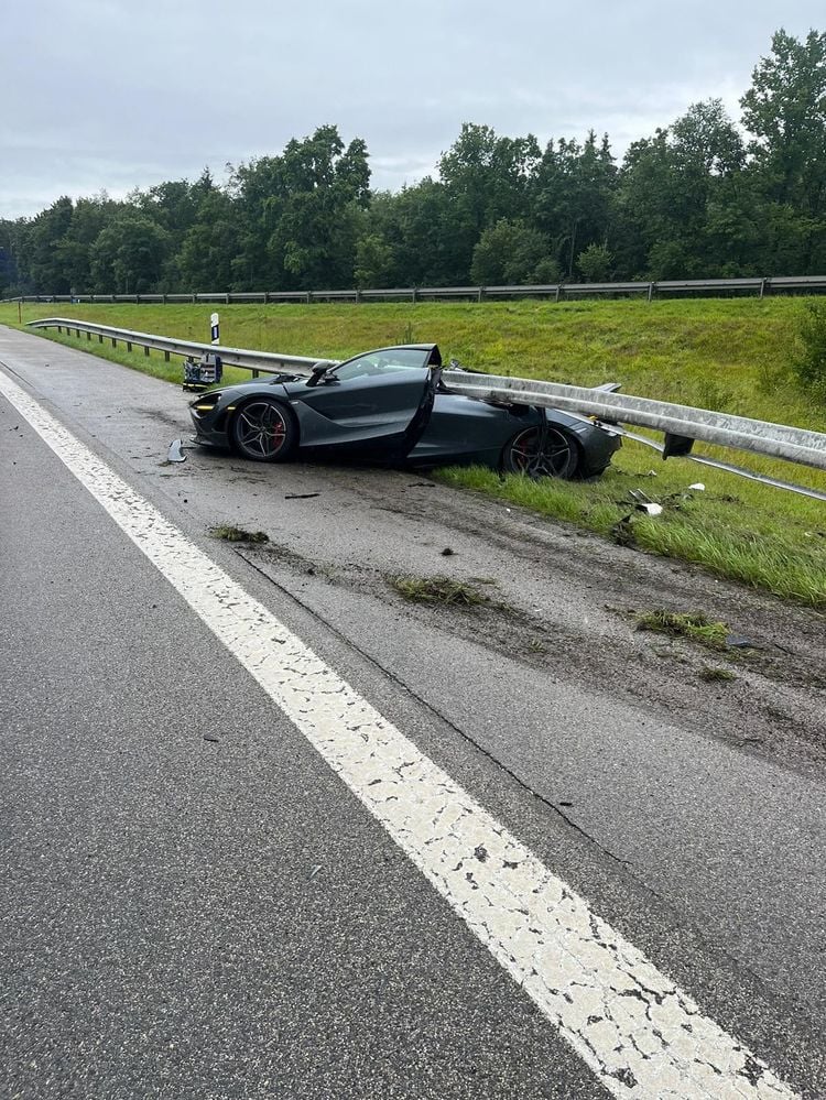 Bizarre crash met lage McLaren: vast onder vangrail