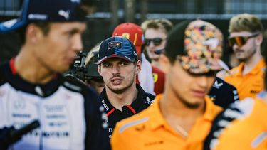 epa11618764 Dutch driver Max Verstappen of Red Bull Racing (2-L), Thai driver Alex Albon of Williams Racing (L) and British driver Lando Norris of McLaren F1 Team (2-R) arrive for the drivers' parade ahead of the Singapore Formula One Grand Prix at the Marina Bay Street Circuit, Singapore, 22 September 2024.  EPA/TOM WHITE