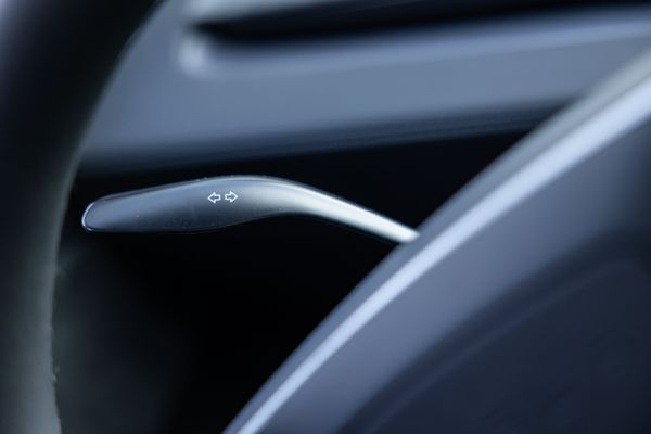 De snel knipperende richtingaanwijzer van de Tesla Model Y