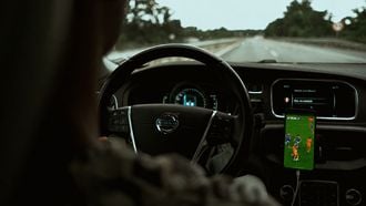 Mag je voetbal kijken tijdens het rijden?