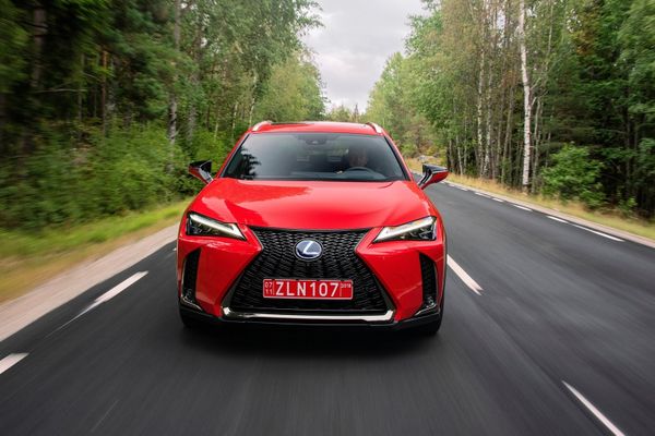 Lexus UX 250h rood 4