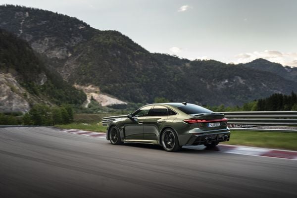 Audi RS5 achterzijde op bergweg