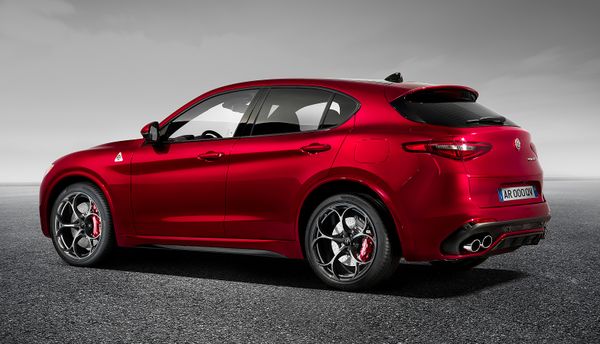 performance-suv-alfa-romeo-stelvio-quadrifoglio-2