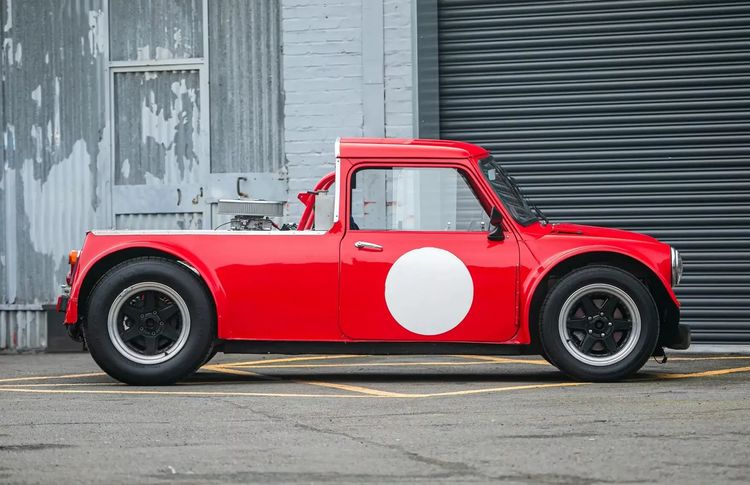 Te koop: Mini met middenmotor-V8