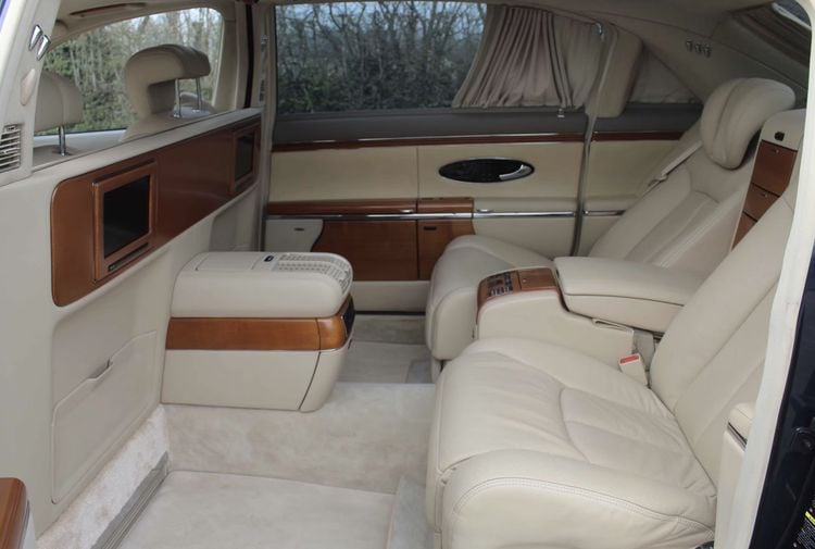 Met goedkoopste Maybach rijd je zo langs NAVO-blokkades