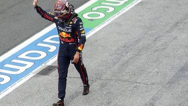 ZANDVOORT - Max Verstappen (Red Bull Racing) komt lopend terug nadat hij van de baan is geschoten tijdens de eerste vrije training, voorafgaand aan de F1 Grand Prix van Nederland op het Circuit van Zandvoort. ANP SANDER KONING