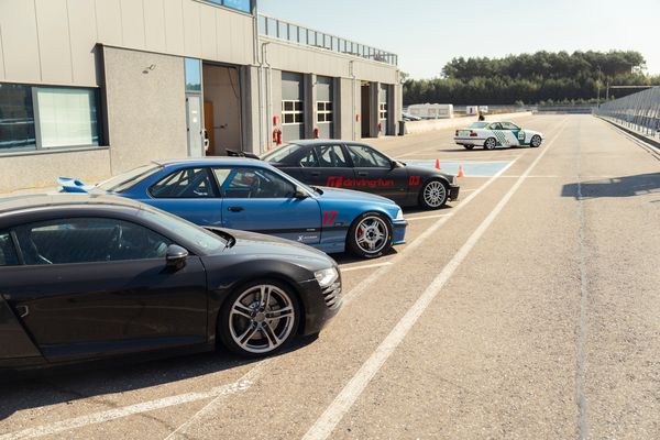 De huurvloot van Driving-Fun op het terrein van Circuit Meppen