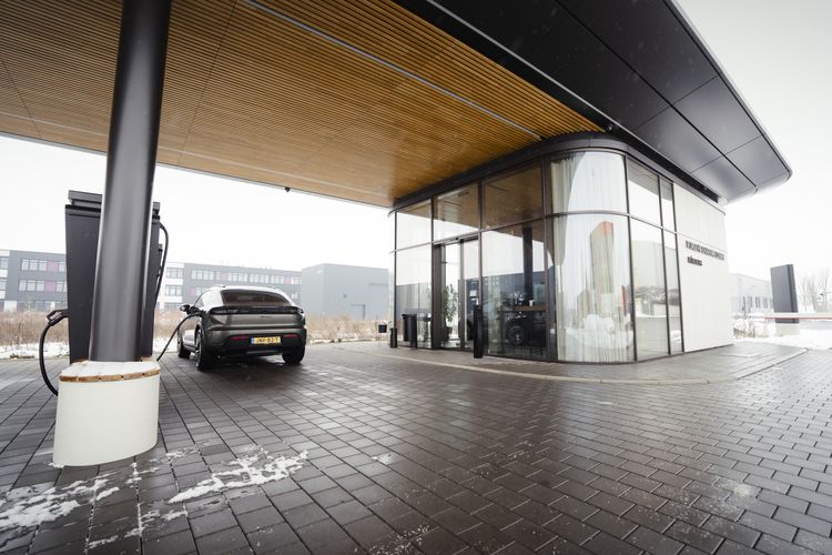Porsche Macan elektrische auto EV laden snelladen opladen Porsche Charging Lounge wintersport wintersporters