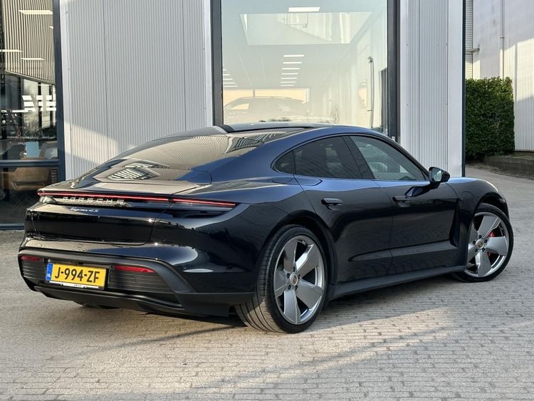 Porsche Taycan kost nu nog maar een derde van nieuwprijs