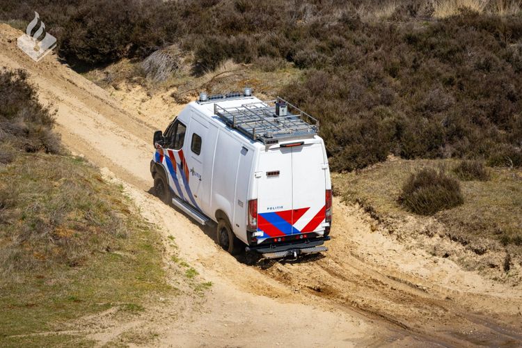 Nederlandse politie laat ineens ruige 4x4’s zien: busjes met 3,0-litermotor zijn redder in nooit