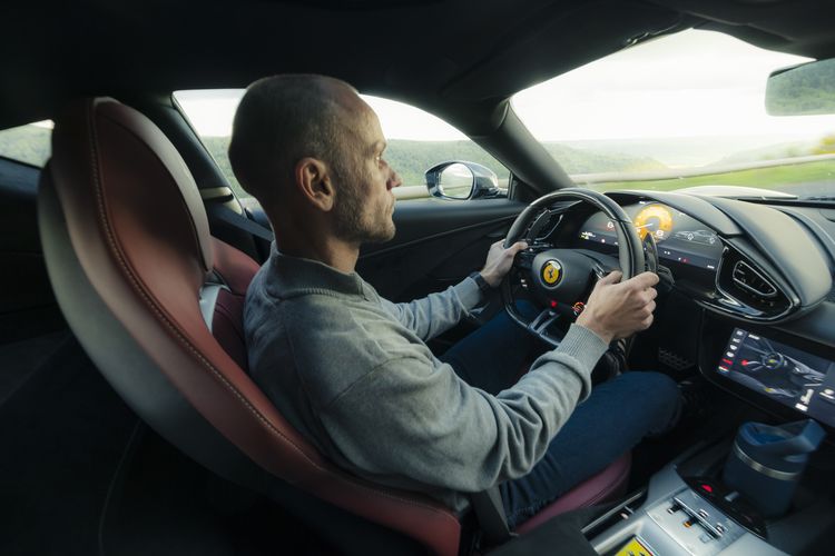 Bestuurder in het interieur van de Ferrari 12Cilindri