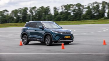 BYD Atto 2 DM-i rijdend tussen pylonnen
