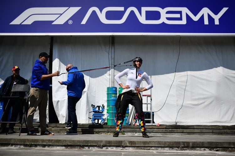 Een kijkje achter de schermen bij de F1 Academy: 20-jarige Esmee rijdt in topklasse voor vrouwen