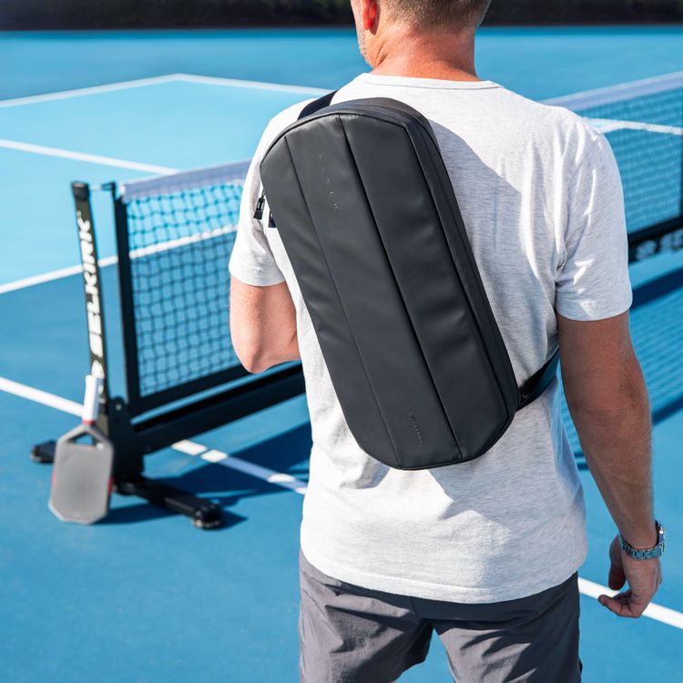 Tesla komt met racket (300 euro) voor iedereen die te cool is voor padel