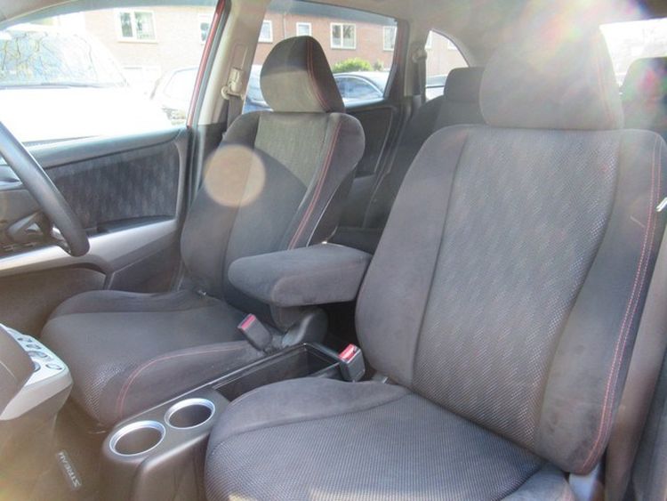 Deze zevenzits JDM-auto is nu een betaalbare occasion
