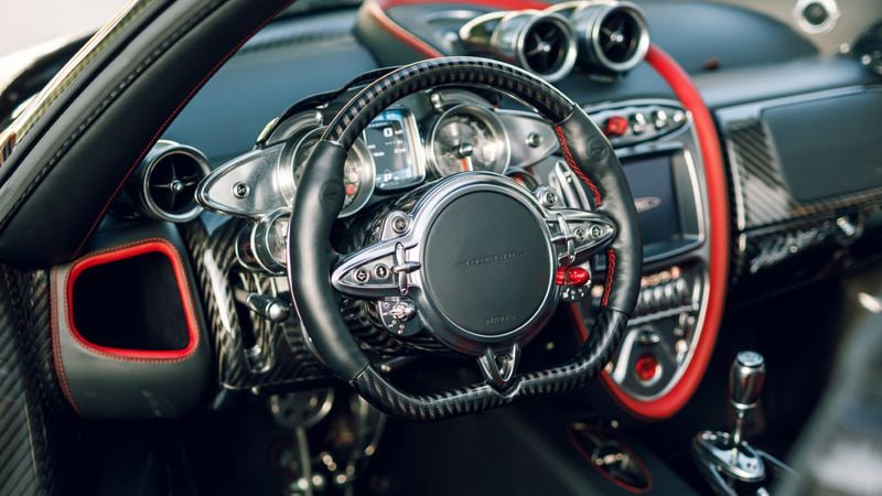 Man rijdt meer kilometers in zijn Pagani van 2,3 miljoen euro dan jij in je Volkswagen Polo - en de kilometerstand liegt er niet om