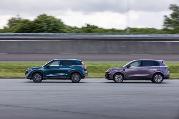 BYD Atto 2 DM-i en Leapmotor B10 Hybrid EV rijdend naast elkaar