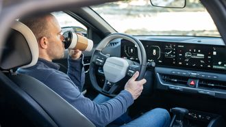 Onderzoek: door dit moderne auto-onderdeel rij je 42 procent slechter, en toch blijft iedereen het gebruiken