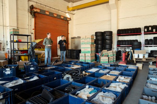 Westfield-onderdelen in kratten in de werkplaats op Circuit Meppen