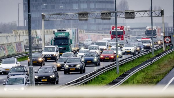 Bestuurders trappen volgens onderzoek massaal in ‘rijstrookillusie’: dit moet je niet doen in de file
